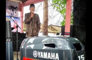 Pucuk Adat Nagari Katapiang B Dt Rajo Sampono terang-terangan sebut kebanggaannya kepada HM Nurnas, sosok DPRD pejuang aspirasi rakyat,  putra asli Katapiang Padang Pariaman, Minggi 10/9-2023. (richo)Yuni Helmi wakil nelayan penerima bantuan mesin tempel,