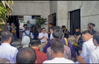 Dr. Charles Simabura mendaftar ke panitia pemilihan rektor (Pilrek) UNAND 2023, diiringi Gendang Tasa tanda demokrasi sedang berpesta di UNAND. (Sumber : Ist)