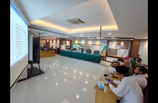 Febrin Anas Ismael, Ketua Pilrek lakukan loting nomor urut Balin Rektor, Charles usul nomor urut sementara, Selasa 26/9-2023. (richo)