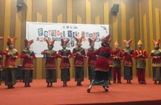 Penampilan peserta dalam Festival Mars Sumbar 2023 yang digelar Jaringan Pemred Sumbar (JPS), 28 September 2023. (Sumber : Ist)