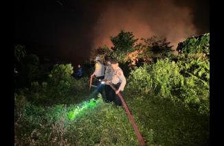 Tim Polres Dharmasraya berjibaku padamkan kebakaran hutan dan lahan, Jumat 29/9-2023. (eek)