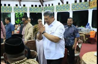 Wali Kota Kota Solok, H. Zul Elfian Umar secara resmi membubarkan panitia Event Rang Solok Baralek Gadang (RSBG) Di Balairung 99 Rumah Dinas Walikota Solok, pada Jumat Malam 29/9-23. (Sumber : Ist)