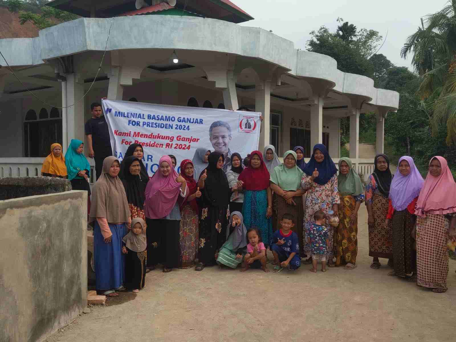 Kelompok Millenial Sumbar kembali melakukan gotong royong dan menyerahkan bantuan pada Musala Jabal Nur, Minggu (8/10), Lapau Minggu RW/06 RT/02, Kecamatan Kuranji, Kota Padang. (Sumber : Ist)