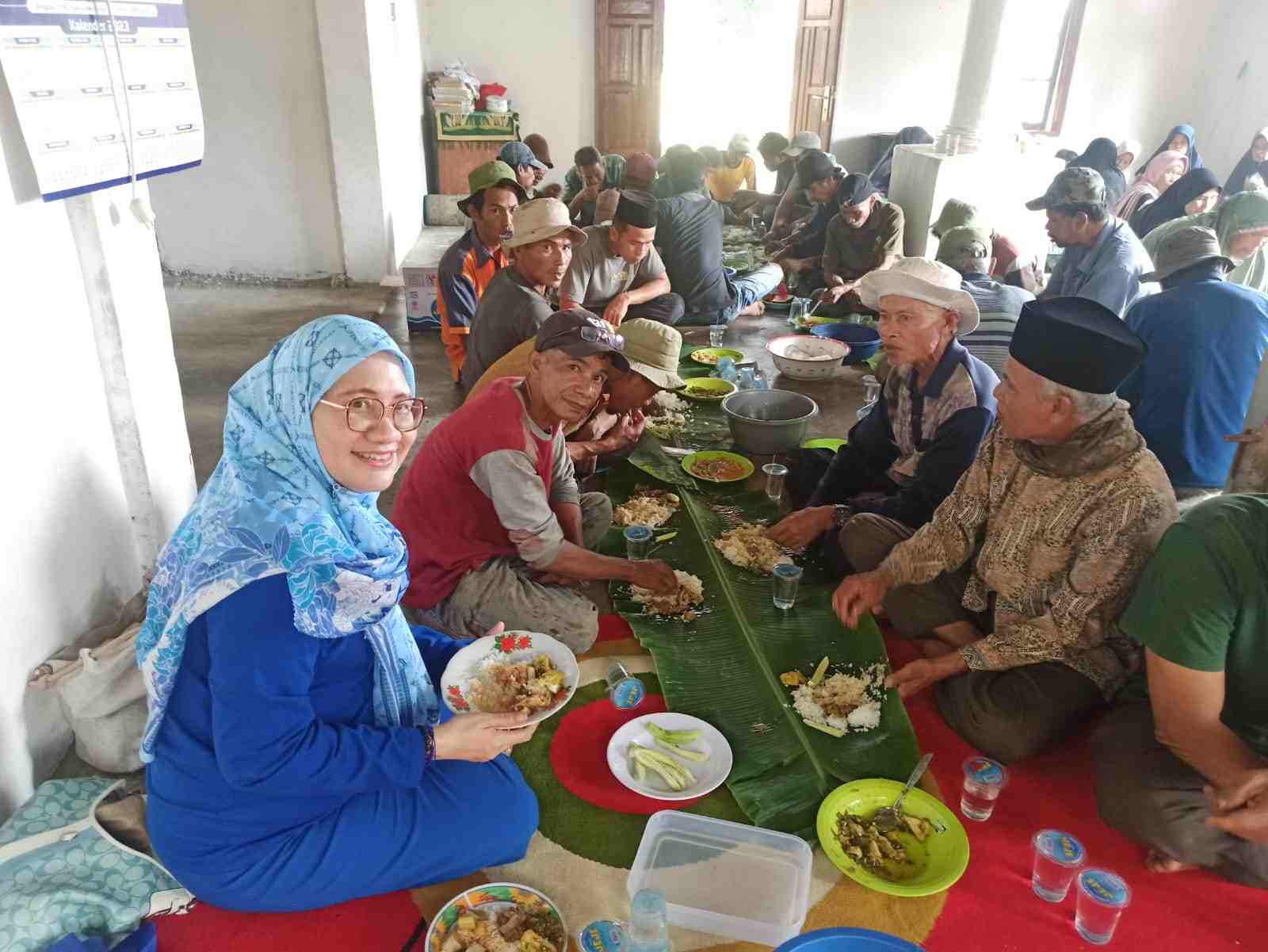 Imelda Sari menyaksikan Bakawuak prosesi minta hujan di Koto Sani jorong Limo Niniak, Sumaniak Kabupaten Solok., Kamis (12/10/2023). (/ist)