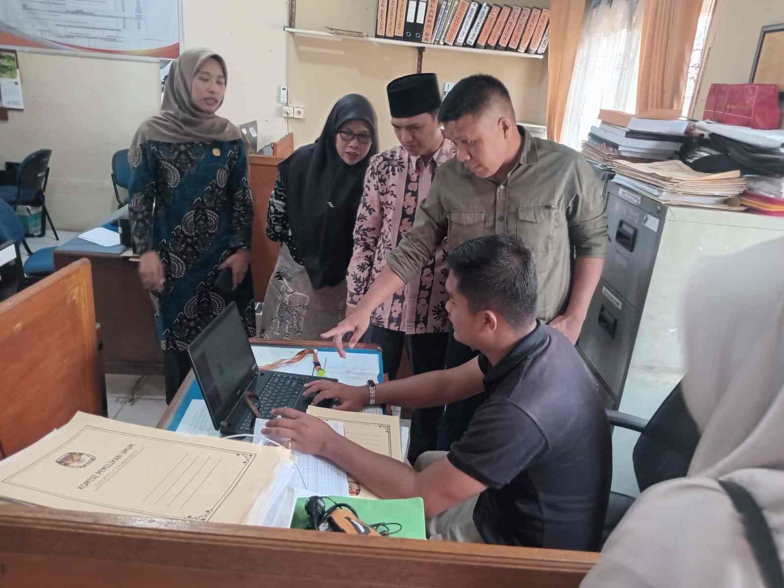Ketua Divisi Sosdiklih Parmas dan SDM Jons Manedi saat monitoring pencermatan rancangan DCT di Kabupaten KPU Dharmasraya pada Sabtu 14 Oktober 2023. (/romelton)