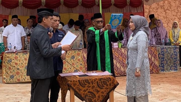 Pelantikan Wali Nagari Koto Alam, Endra Amzar oleh Bupati Lima Puluh Kota diwakili Kepala Dinas Pemberdayaan Masyarakat Desa/Nagari Endra Amzar, Jumat (13/10/2023). (/ist)