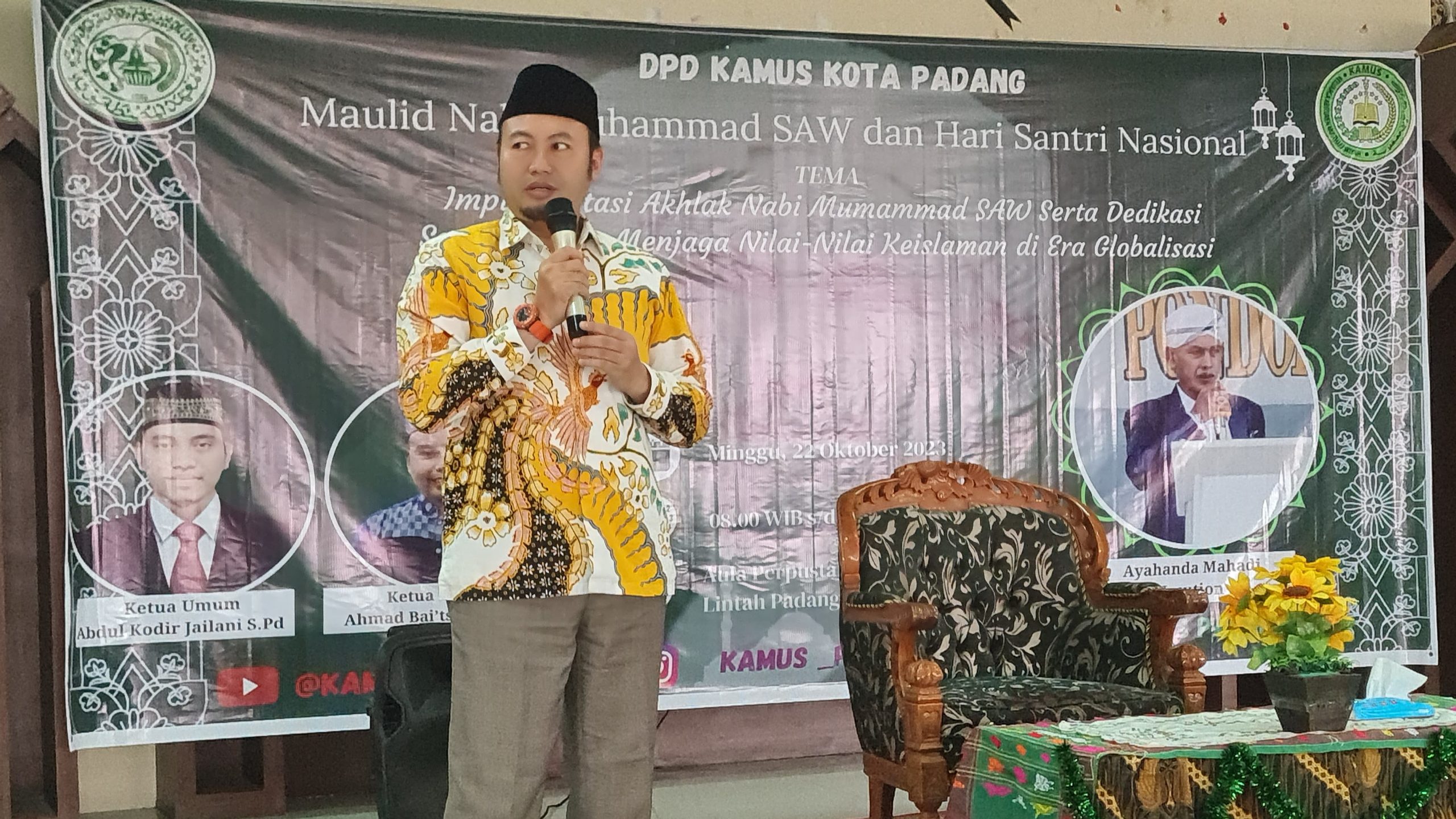 Haji Rahmat Saleh ajak santri kirim doa untuk palestina saat hadiri peringatan Hari Santri Nasional, Minggu 22/10-2023. (dok)
