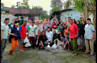 Caleg DPR RI Dapil Sumbar I dari PPP, H Erick Hariyona ditemani oleh mahasiswa tergabung dalam Aliansi Gen B mengunjungi masyarakat di Tanah Datar. (Sumber : Ist)