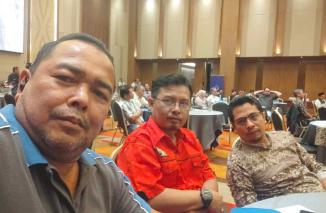 Ketua Jaringan Pemred Sumbar (JPS) Adrian Tuswandi (kiri) menegaskan bawah jurnalis punya tanggungjawab besar menjadi pembenar terhadap hoaks itu sendiri. (Sumber : Ist)