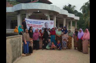 Kelompok Millenial Sumbar kembali melakukan gotong royong dan menyerahkan bantuan pada Musala Jabal Nur, Minggu (8/10), Lapau Minggu RW/06 RT/02, Kecamatan Kuranji, Kota Padang. (Sumber : Ist)