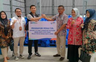BRI Branch Office Padang melakukan kegiatan bantuan 4.525 paket sembako bagi masyarakat kurang mampu di kota Padang. (/ist)