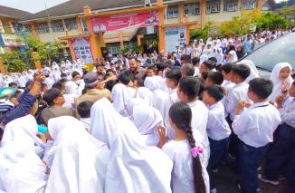 Dramatis dan bikin merinding saat Fadly Amran dilepas ribuan pelajar Kota Padang Panjang, Selasa 10/10-2023. (kominfo/pdg-pjg)