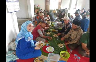 Imelda Sari menyaksikan Bakawuak prosesi minta hujan di Koto Sani jorong Limo Niniak, Sumaniak Kabupaten Solok., Kamis (12/10/2023). (/ist)