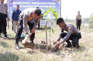 Bid Humas Polda Jawa Tengah menggelar kegiatan bakti sosial penanaman pohon di wilayah Kabupaten Blora, Jumat, (13/10/2023). (/ist) 