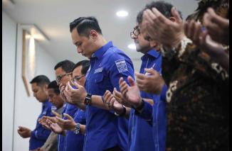 Ketua Umum Partai Demokrat Agus Harimurti Yudhoyono (AHY) melaksanakan Salat Gaib bagi umat muslim yang telah gugur di Palestina. (/ist)