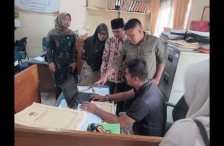 Ketua Divisi Sosdiklih Parmas dan SDM Jons Manedi saat monitoring pencermatan rancangan DCT di Kabupaten KPU Dharmasraya pada Sabtu 14 Oktober 2023. (/romelton)