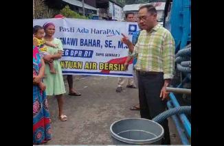 Caleg DPR RI PAN Salurkan Air Bersih, Warga: Terima Kasih Pak Asnawi Bahar. (/ist)