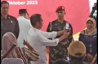 Presiden Jokowi Bagi Sembako, Emak-Emak Histeris Minta Selfi. (/ist)