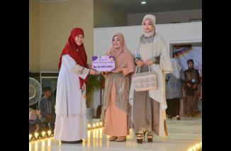 Ketua Dekranasda Sumatera Barat, Harneli Mahyeldi membuka secara resmi Lomba Busana Muslimah Sumatera Barat pada Rabu (25/10) di Kantor Dekranasda Sumbar, Padang. (/ist)