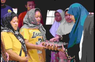 Ketua Lembaga Koordinasi Kesejahteraan Sosial (LKKS) Sumatera Barat (Sumbar), Harneli Mahyeldi bersama Dinas Sosial (Dinsos) memberikan bantuan terhadap korban kebakaran Padang Panjang, Jumat (27/10/2023). (/ist)
