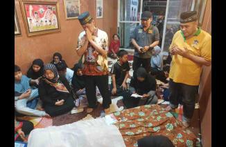 Ketua PWI Sumbar, Basril Basyar duka atas berpulangnya ke rahmatullah, H. Ali Mukhni di rumah duka. (/ist) 