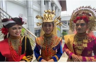 Tiga siswi SMAN 2 Payakumbuh bangga tampik di Paripurna HJP ke 78 DPRD Sumbar, Minggu 1/10-2023. (dok)