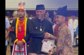 Walikota Cilik Padang, Thayyibal Syafiq menerima penghargaan dari Gubernur Sumbar. (Sumber : Ist) 