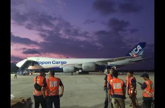 Suasana kedatangan cargo pertama di Bandara Zainal Abdul Majid. (Sumber : Ist)