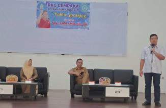 Pelatihan Public Speaking yang digelar Pertemuan Kegiatan Guru (PKG) Cempaka Kecamatan Nanggalo menghadirkan narasumber, Andi Amir, SH, (Kabid Dalduk DP3A2PKB) Kota Padang dan Sonny Affandi, ST, selaku Pemerhati PAUD Kota Padang, Senin (9/10/2023) di Pada