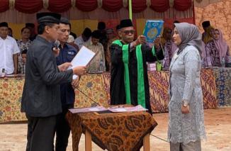 Pelantikan Wali Nagari Koto Alam, Endra Amzar oleh Bupati Lima Puluh Kota diwakili Kepala Dinas Pemberdayaan Masyarakat Desa/Nagari Endra Amzar, Jumat (13/10/2023). (/ist)