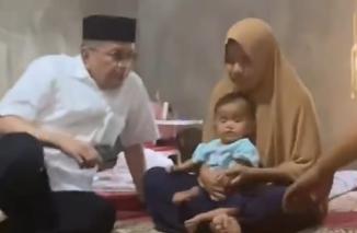 Caleg DPR RI dari Partai Golkar, Darul Siska menyambangi masyarkat tidak mampu di daerah pemilihannya. (/ist)