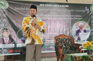 Haji Rahmat Saleh ajak santri kirim doa untuk palestina saat hadiri peringatan Hari Santri Nasional, Minggu 22/10-2023. (dok)