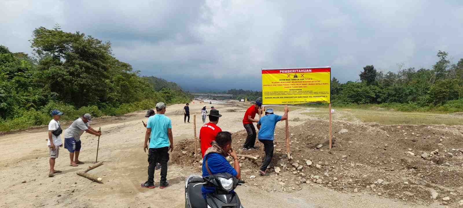 Aksi pemblokir akses utama jalan Tarok City, Kamis (23/11/23). (/ist)