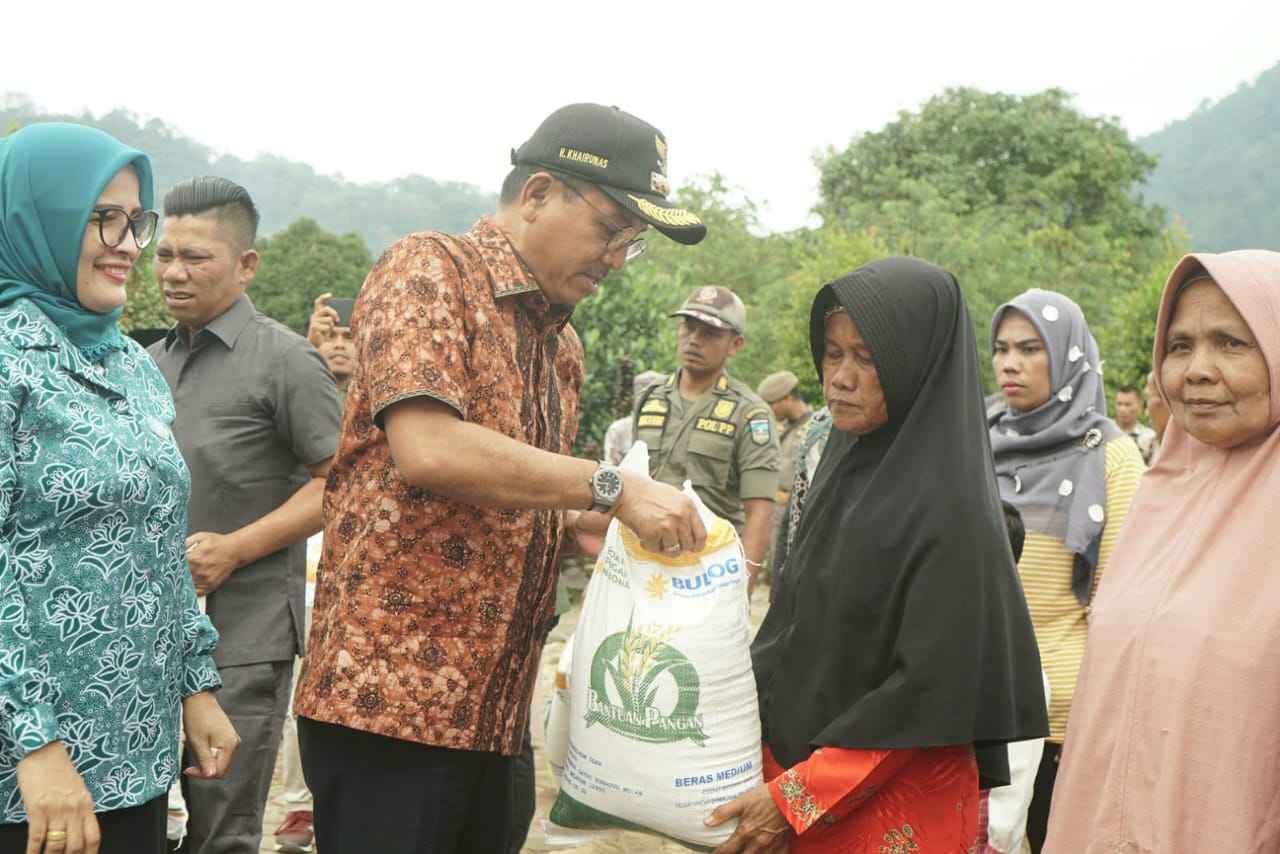 Pemerintah Kabupaten Solok Selatan menyalurkan bantuan pemerintah kepada masyarakat penerima PKH. (/ist)