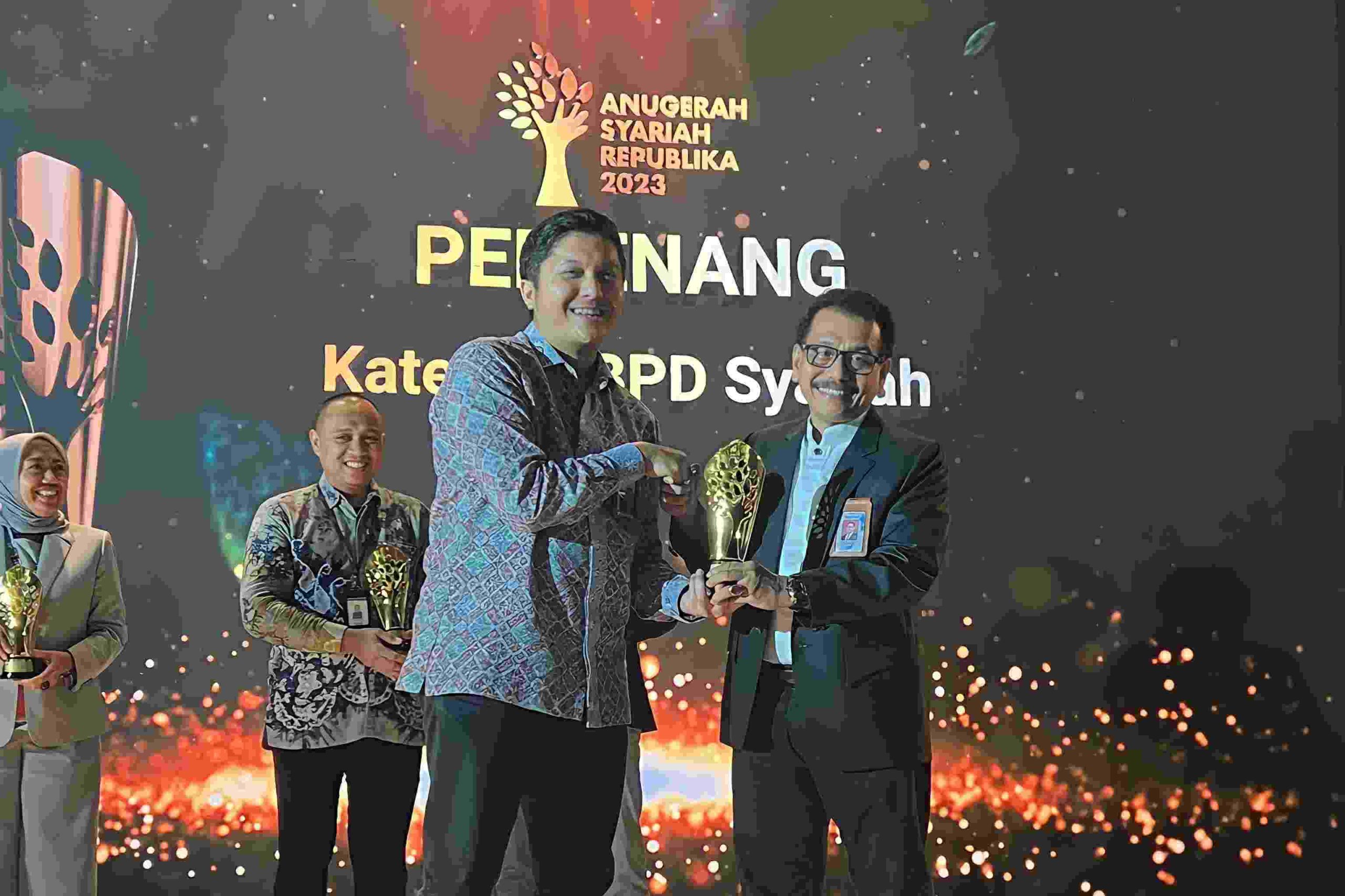 Direktur Utama Bank Nagari Muhamad Irsyad menerima penghargaan BPD Syariah Terbaik ASR 2023 untuk UUS Bank Nagari, dari Komisioner KNKS Sutan Emir Hidayat, Kamis (30/11) di Ballroom 1 JS Luwansa, Jakarta Selatan, Jakarta. (/ist)