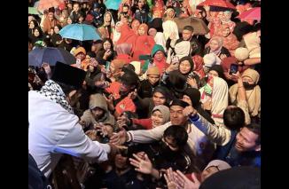 Anies Baswedan Pimpin Doa Ummat Muslim untuk Palestina di Pelataran Jam Gadang. (/ist)