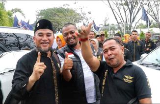 Caleg Partai Ummat, Adrian Tuswandi dengan massa dari Partai Ummat menunggu kedatangan Capres Anies Baswedan di BIM. (/ist)