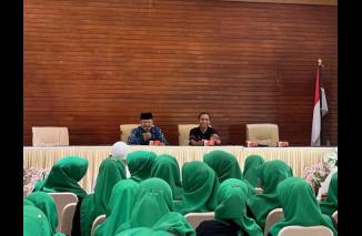 Bawa lansia jalan-jalan, Nofrizon: Ini tidak pencitraan tapi program rutinitas saya . (/ist) 