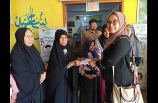 Ketua Pelaksana WIES, Sari Lenggogeni bersama Yulviadi 'adek' (Direktur Eksekutif) , Nadhir (koord Travel Mart) dan Mona Sisca berbagi dengan Anak Panti Asuhan Aisyiyah. (/ist)