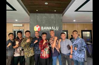 Tim kuasa hukum Irman Gusman dipimpin advokat senior Tommy S.S. Bhail, SH, LL.M, M.Kn. saat mendatangi Bawaslu RI untuk mendaftarkan gugatan sengketa proses Pemilu melawan KPU RI, 7/11/2023. (Sumber: IG Center jkt).