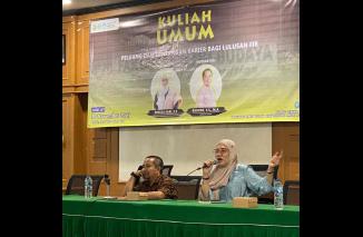 Ketua Umum IKA Sejarah UNAND Imelda Sari memberikan kuliah umum kepada mahasiswa baru Fakultas Ilmu Budaya (FIB) UNAND, Jumat (10/11/2023). (/ist)