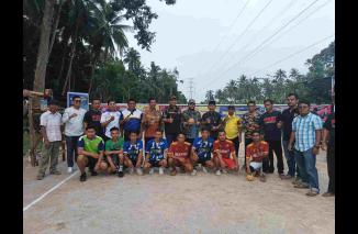 Anggota DPD RI Leonardy Harmainy Dt. Bandaro Basa membuka Open Tournament Sepak Takraw DPD Pekat IB Padang Pariaman di Lapangan Takraw Kampung Caniago Korong Sungai Dandang, Nagari III Koto Aur Malintang Selatan, Sabtu (11/11/2023). (/ist)