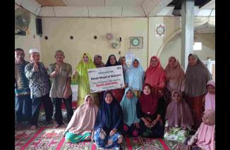 Anggota DPR RI, Hj Nevi Zuairina Menyerahkan secara Simbolis Bantuan dari PT Semen Indonesia ke Masjid Al Muhajirin di Desa Selamat, Nagari Tanjung Betung, Kecamatan Rao Selatan, Kabupaten Pasaman. (/ist)