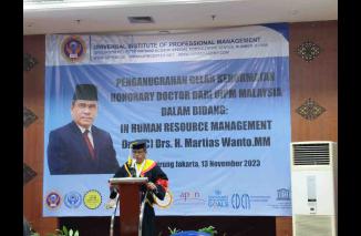 Sekretaris Daerah Kota Bukittinggi, Drs. Martias Wanto, MM menerima anugerah gelar Doktor Kehormatan dari Universal Institute of Professional Management (UIPM) Malaysia. (/ist) 