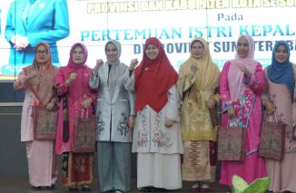 Ketua TP-PKK Provinsi Sumatera Barat (Sumbar), Harneli Mahyeldi mengajak untuk memberi dukungannya terhadap Palestina dengan cara menggalang dana untuk korban di gaza Paletina. (/ist)