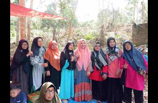 Nevi Zuairina Hadir Gotong Royong Bersama Warga
