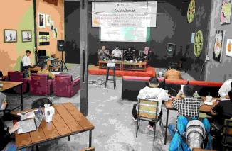 Kepala Biro Adpimprov Sumbar, Mursalim saat membuka peningkatan kapasitas jurnalis dalam mengawal Pemilu 2024 dan Hoaks, Selasa (22/11/2023) di Kupi Batigo Padang. (/ist)