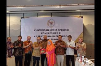 Anggota DPR RI, Hj Nevi Zuairini melakukan kunjungan kerja komisi VI ke Sumatra Barat dengan agenda Peninjauan Distribusi BBM, Rabu (22/11/2023). (/ist)
