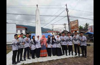 Hj. Nevi Zuairina, Anggota DPR RI asal Sumatera Barat II, menjadi pembina upacara peringatan Hari Ulang Tahun Persatuan Guru Republik Indonesia (PGRI) di kecamatan Talamau, Pasaman Barat. (/ist)