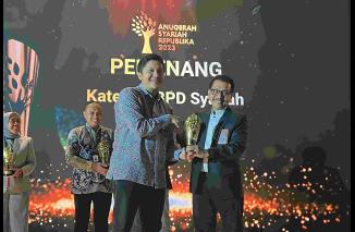 Direktur Utama Bank Nagari Muhamad Irsyad menerima penghargaan BPD Syariah Terbaik ASR 2023 untuk UUS Bank Nagari, dari Komisioner KNKS Sutan Emir Hidayat, Kamis (30/11) di Ballroom 1 JS Luwansa, Jakarta Selatan, Jakarta. (/ist)